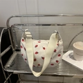 Borsa a tracolla in velluto a coste bianco con stampa fragola e cinturino regolabile - Bianco (Stampa Fragola)