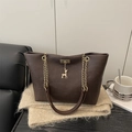 Borsa tote marrone scuro con finitura in ecopelle martellata e catena dorata - Marrone
