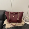 Grande borsa tote bordeaux con ciondolo a cervo dorato e tracolla a catena su peluche - Rosso