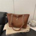 Elegante borsa tote in pelle sintetica marrone con ciondolo cervo dorato e catena - Marrone