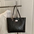 Borsa tote in pelle nera con motivi a gatto in rilievo e foulard decorativo in seta a quadri - Nero