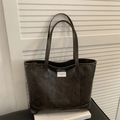 Borsa tote in ecopelle marrone scuro con motivo a gatto in rilievo ed etichetta moda - Marrone