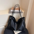 Grande borsa tote nera minimalista con trama litchi e spalline sottili per uso quotidiano - Nero