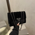 Elegante schwarze gesteppte Samt-Kettentasche mit Silberschnalle und Schulterriemen - Schwarz