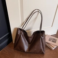 Grande borsa tote marrone scuro minimalista con trama litchi e spalline sottili - Marrone