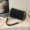 Borsa a tracolla nera con catena dorata e cuciture a croce su tavolo bianco - Nero