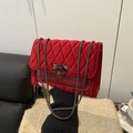 Rote gesteppte Samt-Schultertasche mit schwarzer Kette und Nieten-Schnallenverschluss - Rot