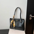 Bolso tote de cuero negro con costuras de contraste y pañuelo de seda decorativo moda - Negro