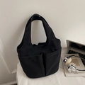 Minimalistische schwarze Beuteltasche mit zwei Fronttaschen für stilvolles Pendeln - Schwarz