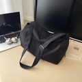 Minimalistische schwarze Nylon-Tragetasche für Reise und Fitness mit breitem Gurt - Schwarz