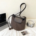 Minimalistische Beuteltasche aus dunkelbraunem Wildlederimitat mit matter Textur und Quasten - Braun