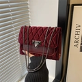 Elegante burgunderrote gesteppte Samthandtasche mit Metallkette und modischem Schloss - Burgunderrot