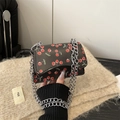 Bolso bandolera negro con estampado de cerezas, cadena plateada y acabado en cuero PU - Negro Cereza