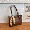 Borsa tote in pelle vintage marrone con foulard di seta e cuciture a contrasto - Marrone