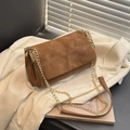 Sac à bandoulière marron à coutures croisées avec chaîne dorée sur tissu blanc - Marron