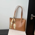 Bolso tote de cuero marrón con pañuelo de seda estampado y correa ajustable - Marrón