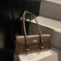 Dunkelbraune Baguette-Tasche aus Leder mit silbernem Drehverschluss und Retro-Schnallen - Braun