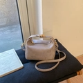 Detailansicht der grauvioletten quadratischen Tasche mit Textur und goldenen Verschlüssen - Khaki