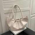 Bolso nube plisado chic color crema en cuero sintético suave con correa de hombro minimalista - Blanco