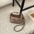 Elegante borsa metallizzata bronzo con pieghe verticali e tracolla regolabile - Marrone