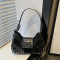 Sac sous le bras en cuir noir avec rivets argentés et boucle en métal sous lumière - Noir