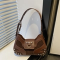 Sac bandoulière vintage marron avec rivets argentés et textures de cuir mélangées - Marron
