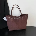 Bolso tote marrón oscuro minimalista de ante mate con correas finas y ojales plateados - Marrón