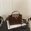 Borsa in pelle marrone scuro con fibbia in metallo a V dorata e tracolla sottile - Marrone