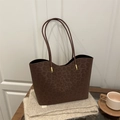 Bolso tote con estampado de leopardo y detalles dorados sobre una bufanda gris suave - Marrón