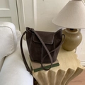 Detail of dark brown bucket bag featuring contrast stitching on vintage matte leather - No Pendant / Brown