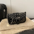 Borsa a spalla in pelle verniciata nera con borchie argento e tracolla a catena - Nero