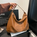 Braune große Hobo-Tasche aus Leder mit Ringlogo und verstellbarem Schultergurt - Braun