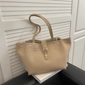 Elegante bolso de hombro beige de cuero PU con hebilla dorada sobre un libro - Caqui