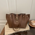 Bolso tote vintage de cuero marrón con tachuelas doradas y hebilla ovalada decorativa - Marrón
