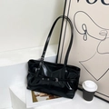 Borsa tote nera lucida in pelle oliata con dettagli a fibbia e doppie tracolle - Nero