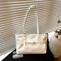 Borsa tote minimalista bianco crema in pelle oliata con fibbia metallica e tracolle regolabili - Bianco