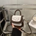 Mini borsa a tracolla bianca e marrone con stampa di ciliegie rosse e tracolla in pelle - Marrone