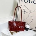 Borsa tote vintage bordeaux in pelle lucida con tracolla regolabile e fibbia argentata - Rosso