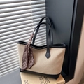 Borsa tote minimalista in tela beige con base in pelle nera e sciarpa di seta marrone - Nero