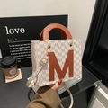 Modische beige Canvas-Tragetasche mit M-Muster Print und braunen Lederakzenten - Weiß