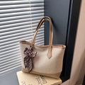 Borsa tote in tela beige con finiture in pelle marrone e foulard di seta sulla finestra - Cachi