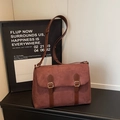 Sac sous le bras rétro en daim bordeaux avec boucles dorées et bandoulière - café