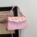 Roze crossbodytas van imitatieleer met aardbeienprint en geknoopte handgreep - Aardbeienprint / Roze