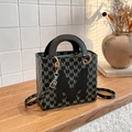 Schicke schwarze Handtasche mit grauem M-Muster und verstellbarem Schultergurt - Schwarz