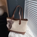 Borsa tote minimalista in tela beige e pelle marrone con sciarpa di seta decorativa - Marrone