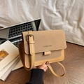 Sac bandoulière camel carré avec finition mate et typographie sur tissu blanc - Kaki