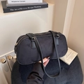 Bolso de hombro minimalista de gamuza negra con elegantes detalles metálicos plateados - Negro