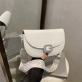 Borsa a sella bianca in pelle martellata con fibbia G e tracolla larga decorativa - Bianco