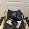 Mini borsa a secchiello plissettata nera con tracolla a catena argento e coulisse - Nero