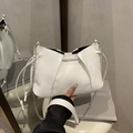Borsa sottobraccio pieghettata bianca minimalista in pelle PU opaca con catena argento - Bianco